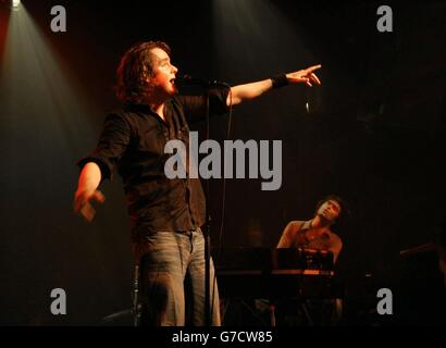 Tom Chaplin (a sinistra), e Tim Rice-Oxley della band britannica Keane, suonano con una folla di svendita all'Irving Plaza di New York. Durante il loro tour negli Stati Uniti, Keane ha anche giocato ai tifosi di Washington DC, Chicago, Los Angeles e San Francisco. Foto Stock