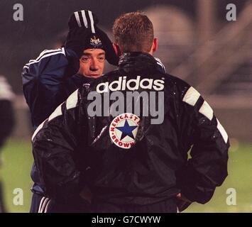 Kevin Keegan, Manager di Newcastle, parla con Alan Shearer Foto Stock