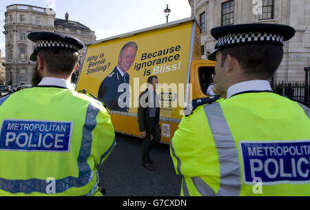 Un cartello LTDA sul retro di un camion mostra il commissario della polizia metropolitana Sir Bernard Hogan-Howe come tassisti di Londra bloccare Whitehall durante una lenta protesta di guida nel centro di Londra dove hanno avvertito che la concorrenza non regolamentata nella capitale è stata un 'disastro' per il loro commercio. Foto Stock