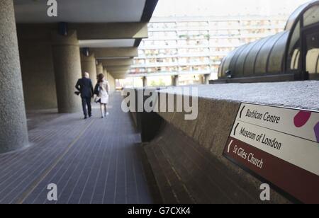 Parte del Barbican Housing Estate nella città di Londra. Foto Stock