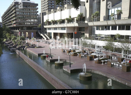 Parte del Barbican Housing Estate e del Barbican Center nella città di Londra. Foto Stock