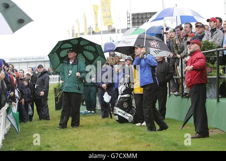 Il Padraig Harrington, in Irlanda, si trova fuori dall'area dell'ospitalità, accanto al 17° verde, durante l'ultimo giorno del WGC American Express Championship a Mount Juliet in Co Kilkenny. Foto Stock