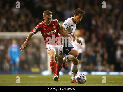 Federico Fazio di Tottenham Hotspur, (a destra) battaglie per il possesso della palla con ben Osborn di Nottingham Forest, (a sinistra) Foto Stock