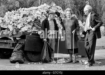 Il primo ministro Margaret Thatcher con il segretario all'ambiente Nicholas Ridley e il giardiniere Daniel Kelly, 58 anni, e una pila di rifiuti nel St. James's Park, Londra, al lancio di una nuova campagna anti-cucciolata sostenuta dal governo, che sarà gestita dal gruppo Tidy Britain. Foto Stock