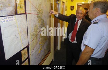 RT Hon Adam Ingram MP, Ministro delle forze armate, con l'ufficio che comanda il volo Lt John Davies (a destra) del centro di soccorso aeronautico, visualizzando una mappa che mostra dove tutti i salvataggi hanno avuto luogo in tutta la Gran Bretagna. Visiterà RAF Kinloss a Moray, prima di viaggiare a Inverness per incontrare David Stewart, deputato per Inverness East, Nairn e Lochaber, soldati in pensione e leader della comunità per discutere le future questioni di struttura dell'esercito. Foto Stock