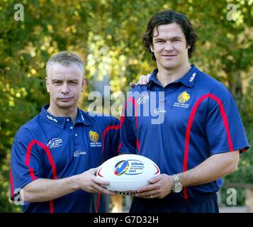 Brian Noble, capo allenatore della Great Britain Rugby League (a sinistra) con il capitano Andrew Farrell in una conferenza stampa presso un hotel di Brighouse dove ha nominato la squadra per le prossime partite delle tre Nazioni contro Australia e Nuova Zelanda. Foto Stock