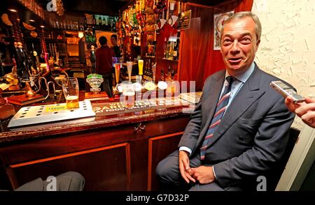 Il leader dell'UKIP Nigel Farage gode di una pinta mentre si batte in vista della Middleton e Heywood by-elezione giovedì con il candidato John Bickley al Gardeners Arms Pub di Heywood. Foto Stock