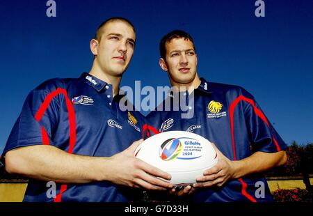 La Great Britain Rugby League ha fatto il suo nuovo CAPS Matt Diskin e Danny McGuire (a destra) durante una conferenza stampa presso un hotel di Brighouse dove il capo allenatore Brian Noble ha nominato la squadra per le prossime partite delle tre Nazioni contro Australia e Nuova Zelanda. Foto Stock