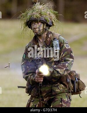 Membro del 1° Irlandese alla base militare di Fort George, Scozia, durante una visita di Rt Hon Adam Ingram, MP Ministro di Stato per le forze armate. Foto Stock