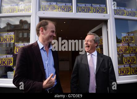 Il nuovo deputato UKIP eletto per Clacton-on-Sea in Essex Douglas Carswell celebra con il leader dell'UKIP Nigel Farage (a destra) dopo aver vinto la sottoelezione di ieri sera, che è stato costretto dopo la sua defezione dal Partito conservatore. Foto Stock