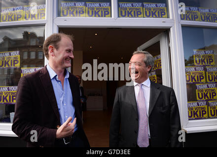 Il nuovo deputato UKIP eletto per Clacton-on-Sea in Essex Douglas Carswell celebra con il leader dell'UKIP Nigel Farage (a destra) dopo aver vinto la sottoelezione di ieri sera, che è stato costretto dopo la sua defezione dal Partito conservatore. Foto Stock