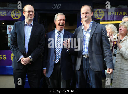 Il leader dell'UKIP Nigel Farage (al centro) e il neo eletto deputato dell'UKIP Douglas Carswell (a destra) si uniscono al candidato del loro partito, Mark Reckless, su Rochester High Street, Kent, mentre si uniscono a lui nel percorso della campagna elettorale per le prossime elezioni di Rochester e Strood. Foto Stock