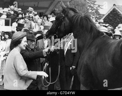 La regina Elisabetta II nel recinto del vincitore con il suo cavallo espansiva, che ha vinto il Ribblesdale Stakes con Willie Carson il primo giorno di Royal Ascot. Foto Stock