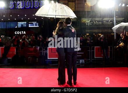 Miles Teller e Keleigh Sperry partecipano alla prima del nuovo film Whiplash al cinema Odeon di Londra. Foto Stock