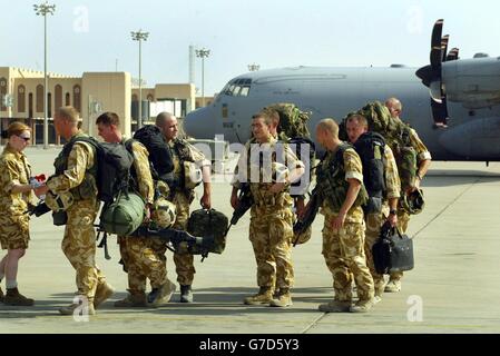 I soldati del Black Watch camminano lungo la pista dell'aeroporto per salire a bordo di un Hercules C-130 all'aeroporto internazionale di Basra. Il gruppo di combattimento Black Watch, con allegati da 40 Commando Royal Marines, B Squadron Queen's Dragoon Guards e supporto da altre unità sarà operativo nell'area in cui è stata dispiegata l'unità militare US 24 Marine Expeditionary Unit. Foto Stock