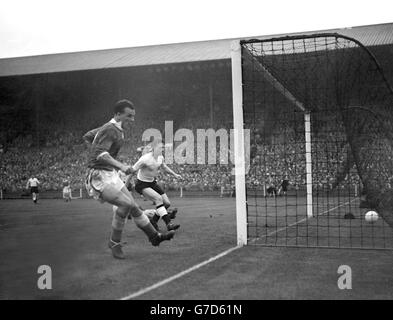 John Charles punteggi contro l'Inghilterra Foto Stock