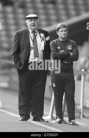 I fan di Everton prima del calcio d'inizio durante la partita della Barclays Premier League al Goodison Park, Liverpool. PREMERE ASSOCIAZIONE foto. Data immagine: Sabato 18 ottobre 2014. Vedi PA storia CALCIO Everton. Il credito fotografico dovrebbe essere Peter Byrne/PA Wire. . . Foto Stock