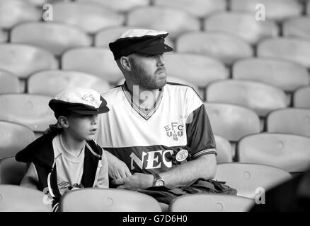 Gli appassionati di Everton si trovano negli stand durante la partita della Barclays Premier League al Goodison Park di Liverpool. PREMERE ASSOCIAZIONE foto. Data foto: Sabato 18 ottobre 2014. Guarda la storia della Pennsylvania SOCCER Everton. Il credito fotografico deve essere Peter Byrne/PA Wire. Foto Stock