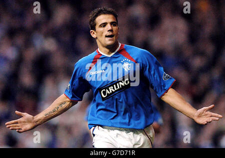 Rangers's Nacho Novo celebra dopo aver segnato dal punto di penalità contro Aberdeen durante la partita della Bank of Scotland Premier League all'Ibrox Stadium, Glasgow Foto Stock