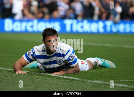 Il Charlie Austin del Queens Park Rangers reagisce durante la partita della Barclays Premier League a Loftus Road, Londra. Foto Stock