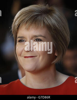 Il Vice primo Ministro della Scozia Nicola Sturgeon sorride mentre lancia la sua offerta per succedere ad Alex Salmond e diventare la prima donna leader della SNP e del primo ministro scozzese, durante una conferenza stampa alla Glasgow Royal Concert Hall. Foto Stock