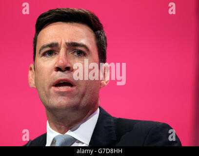 Il segretario della Shadow Health Andy Burnham parla durante la conferenza annuale del Partito laburista al Manchester Central Convention Complex. Foto Stock