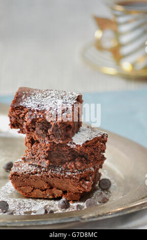 Tre brownie al cioccolato su una configurazione di fantasia Foto Stock