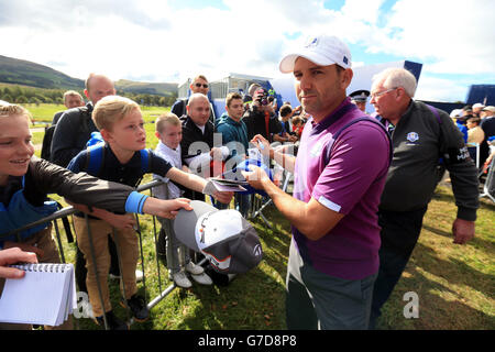 Sergio Garcia in Europa firma autografi per i tifosi durante una sessione di pratica al Gleneagles Golf Course, Perthshire. Foto Stock