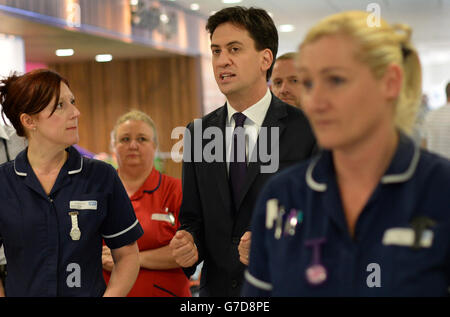 Il leader del lavoro ed Miliband incontra il personale del Salford Royal Hospital, dove è stato intervistato dai giornalisti, più tardi parteciperà all'ultimo giorno della conferenza del Partito laburista a Manchester. Foto Stock