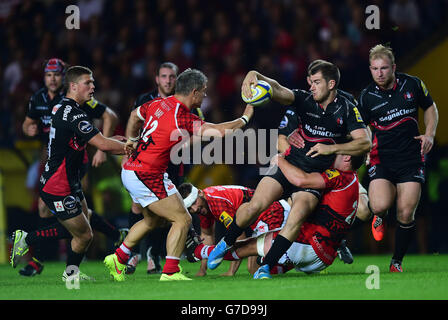 Mark Atkinson di Gloucester tenta di scaricare la palla durante la partita Aviva Premiership al Kassam Stadium di Oxford. Foto Stock