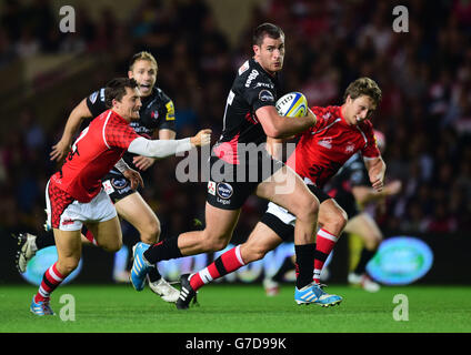 Mark Atkinson di Gloucester si spezza per fare una prova durante la partita Aviva Premiership al Kassam Stadium di Oxford. Foto Stock