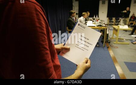 La Rivista nelle sparatorie di Highmoor Cross viene rilasciata, con il capo Constable Peter Neyroud di Thames Valley e il sovrintendente detective Mick Tighe (background) presso la sede centrale della polizia di Kidlington durante una conferenza stampa. Le ragioni per cui ci vollero più di un'ora prima che le squadre mediche fossero autorizzate ad accedere alla scena della sparatoria a un barbecue della famiglia Oxfordshire, dovrebbero essere date. Foto Stock