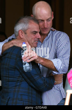 Golf - 40° Ryder Cup - Partenze - Gleneagles. Jim Furyk (a destra) degli Stati Uniti abbraccia il capitano europeo Paul McGinley mentre lascia il Gleneagles Hotel, Perthshire. Foto Stock