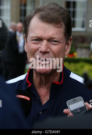 Golf - 40° Ryder Cup - partenza del team USA - Gleneagles. Il capitano degli Stati Uniti Tom Watson parla ai media mentre lascia il Gleneagles Hotel, Perthshire. Foto Stock