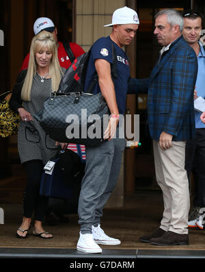 Golf - 40° Ryder Cup - partenza del team USA - Gleneagles. Il Rickie Fowler degli Stati Uniti lascia il Gleneagles Hotel, Perthshire. Foto Stock