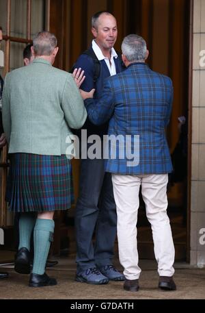 Golf - 40° Ryder Cup - partenza del team USA - Gleneagles. Matt Kuchar degli Stati Uniti con il capitano della squadra europea Paul McGinley (a destra) mentre lascia il Gleneagles Hotel, Perthshire. Foto Stock