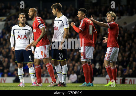 Nottingham Forest's Kelvin Wilson (seconda a sinistra) Giamaal Lascelles (seconda a destra) E Daniel Harding (a destra) e Roberto Soldado di Tottenham Hotspur (a sinistra) E Federico Fazio (al centro) aspettano il calcio libero per essere preso Foto Stock