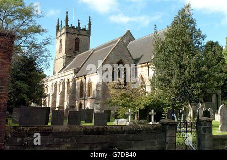 St Peter's Parish Church, Yoxall, vicino a Burton-upon-Trent, Staffordshire. I dirigenti della Chiesa oggi hanno condannato i vandali che hanno gravemente sfrenato una tomba nel cimitero parrocchiale. La scena rimane sotto una tenda di polizia e la zona circostante ha cordonato fuori mentre le squadre forensi che lavorano con il coronero locale e detective effettuano un'indagine. Foto Stock