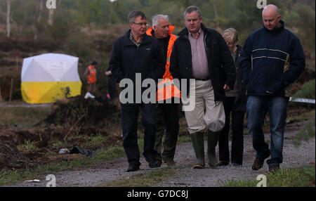 Sean Megraw (a sinistra) e altri membri della famiglia visitano la scena dove un corpo è stato trovato nella ricerca Brendan Megraw a Oristown bog, vicino a Kells, Co Meath. Foto Stock