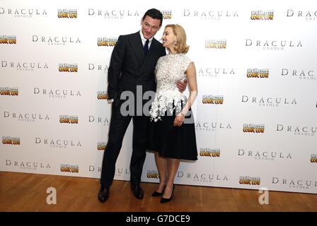 Sarah Gadon e Luke Evans arrivano per partecipare alla prima britannica di Dracula Untold all'Odeon West End, Leicester Square, Londra. Foto Stock