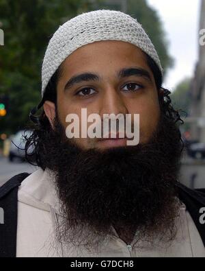 Mohsin Mohmed, 22, arrivando a Woburn Place Employment Tribunal, Londra. Mohmed un musulmano devoto, sostiene che è stato saccheggiato dal suo lavoro come assistente di servizio di cliente per i treni della Vergine a Euston dopo che presumibilmente è stato dato un ultimatum per coltivare la sua barba di otto-pollice. Foto Stock