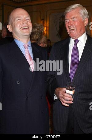 William Hague MP (a sinistra) e Cecil Parkinson condividono uno scherzo durante il Foyles Literay Luncheon al Dorchester Hotel a Park Lane, nel centro di Londra. Foto Stock