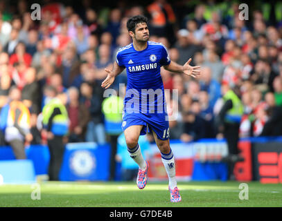 Diego Costa di Chelsea festeggia il suo secondo gol della partita durante la partita della Barclays Premier League a Stamford Bridge, Londra. Foto Stock