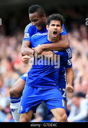 Diego Costa di Chelsea festeggia il secondo gol del suo fianco con il compagno di squadra Jon OBI Mikel (top) durante la partita della Barclays Premier League a Stamford Bridge, Londra. Foto Stock