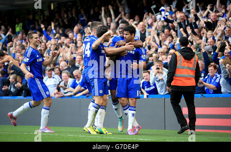 Diego Costa di Chelsea festeggia il secondo gol del suo fianco con i compagni di squadra durante la partita della Barclays Premier League a Stamford Bridge, Londra. Foto Stock