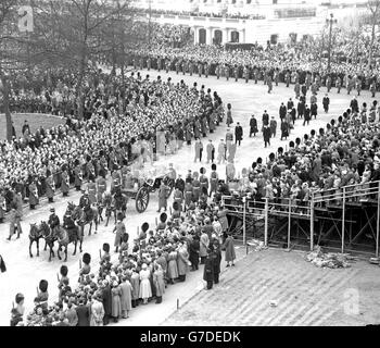 La cortina che passa dal centro commerciale alle Guardie Cavallo, dove si ergono le bancarelle dell'incoronazione. La bara della Regina Maria fu presa dalla Cappella della Regina della Casa di Marlborough alla Sala di Westminster per la sdraiata. Foto Stock
