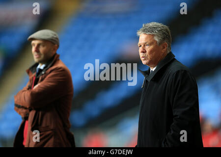 Il manager di Exeter City Paul Tisdale (a sinistra) e il direttore del calcio Steve Perryman Foto Stock