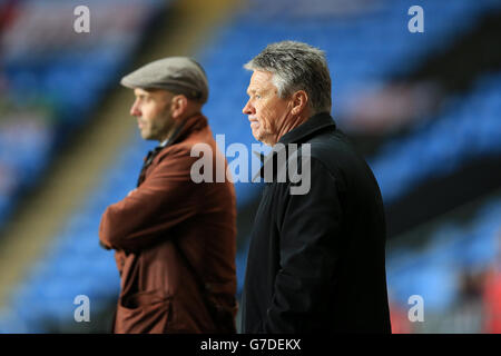 Il manager di Exeter City Paul Tisdale (a sinistra) e il direttore del calcio Steve Perryman Foto Stock