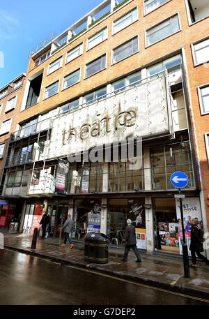 Il Teatro Soho di Dean Street, nel centro di Londra, che si è dichiarato colpevole di violazioni della salute e della sicurezza dopo che uno Stage Manager è caduto a dieci metri da una porta non protetta, ed è stato ricoverato in ospedale per sei mesi con gravi lesioni spinali nel giugno 2012. Foto Stock