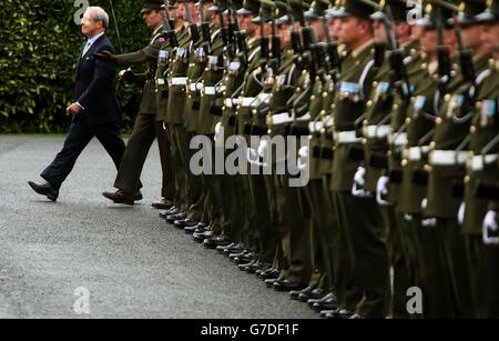 Nuovo ambasciatore degli Stati Uniti d'America in Irlanda Kevin F. o'Malley ispeziona una guardia d'onore mentre ha presentato le sue credenziali al presidente Michael D. Higgins ad Aras an Uachtarain a Dublino. Foto Stock